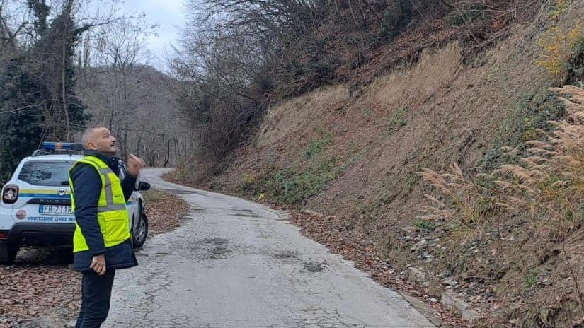 Una delle tante immagini simbolo dell’alluvione del 2023: una frana sul nostro Appennino, dove si vivono ancora ore di apprensione. La Regione ha diramato per oggi l’allerta arancione