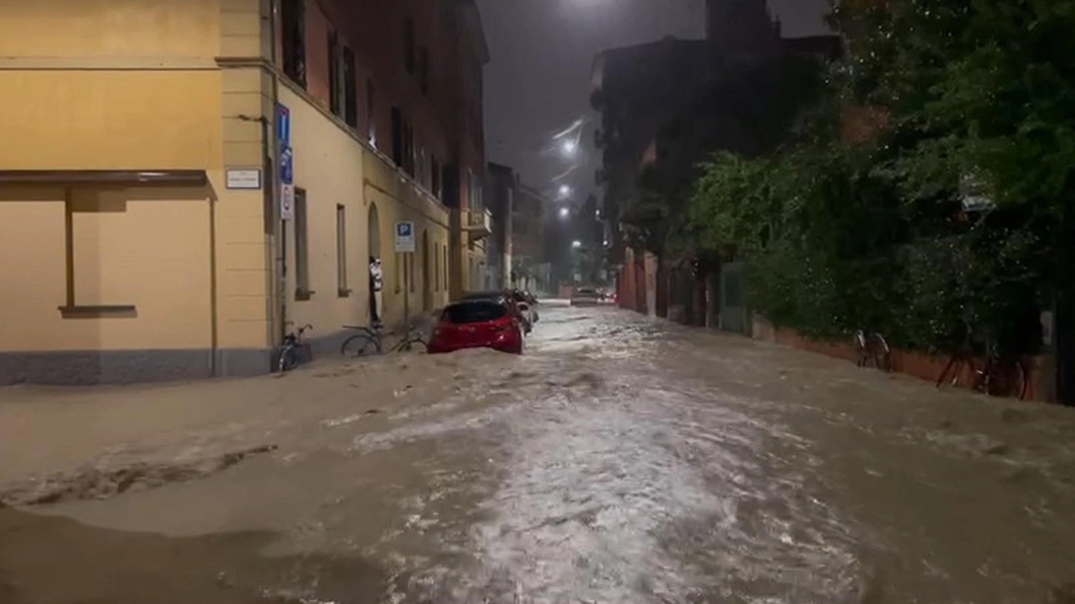 Strade allagate a Bologna (foto Ansa)