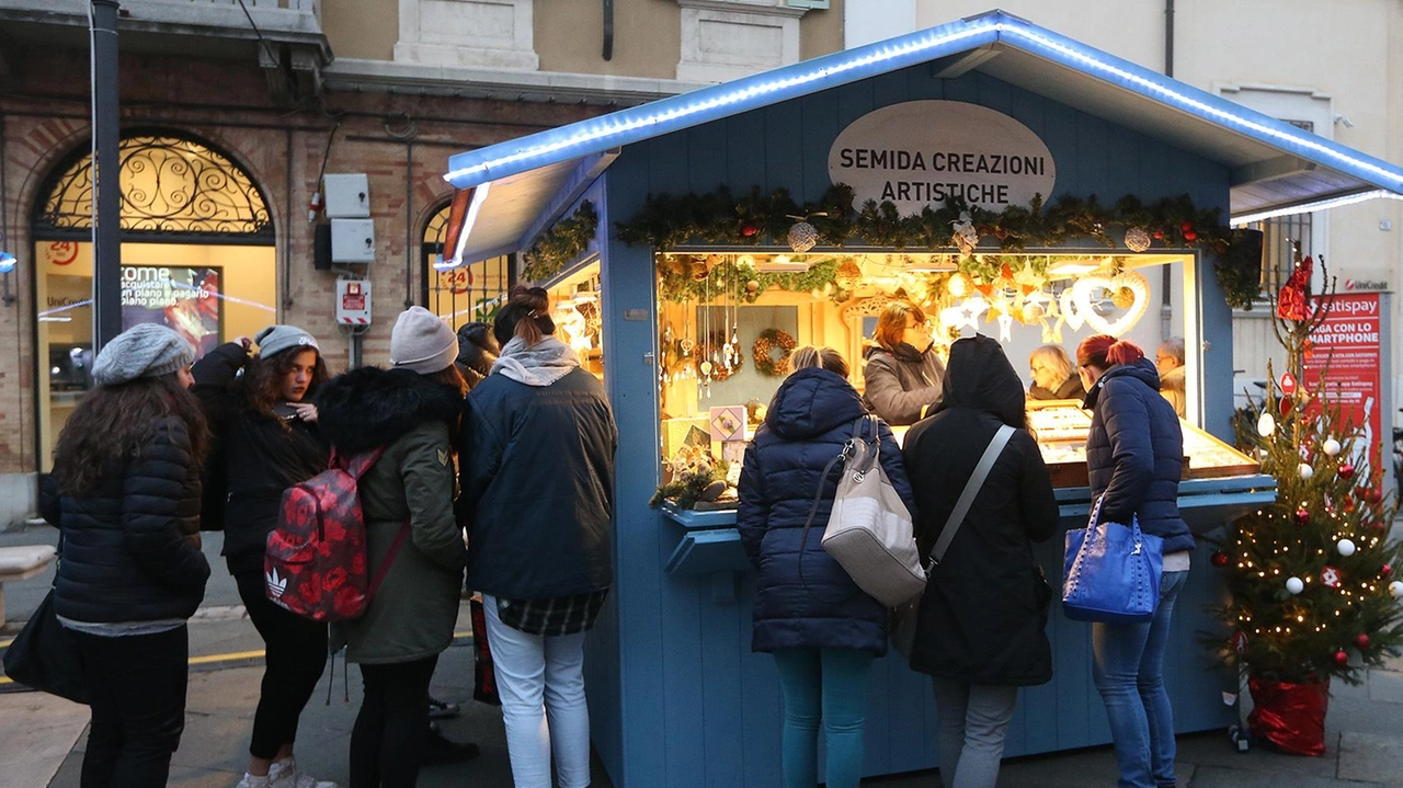 Il comitato 'Spasso in Ravenna' organizza luminarie accese dal 22 novembre. Capanni natalizi in piazza del Popolo dal 30 novembre al 6 gennaio. Accensione dell'albero il 7 dicembre. Concerti gratuiti dal 28 dicembre all'1 gennaio.