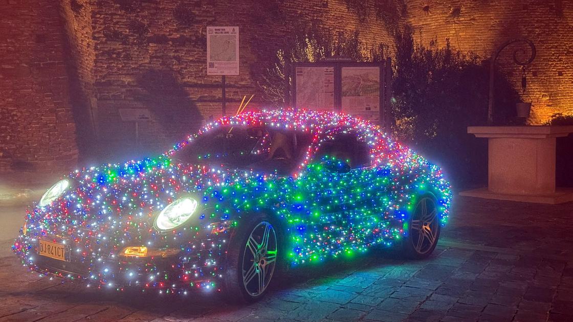 Trasforma la Porsche in albero di Natale: “L’ho fatto per scherzo: è scoppiato il delirio”