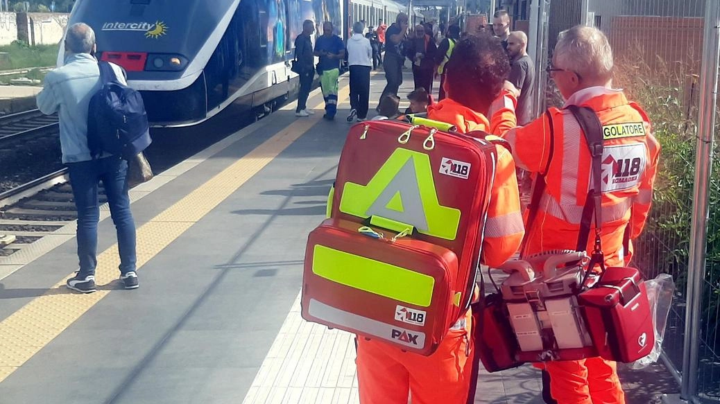 Donna muore sui binari a Cesena: investita da un treno Intercity diretto a Bologna. Indagini in corso per chiarire le circostanze. Circulazione ferroviaria bloccata.