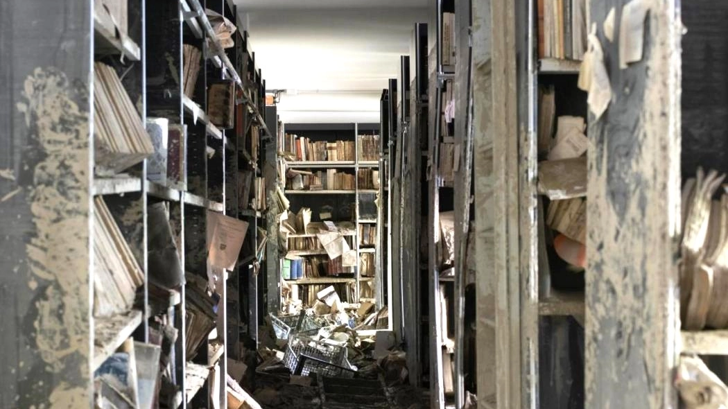 ‘Sommersi salvati. Libri liberati dal fango’. In biblioteca le foto e le installazioni video di tre grandi artisti fino al 12 ottobre