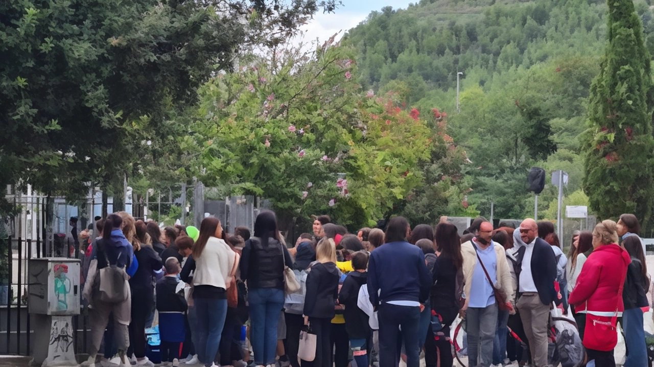 Successo per l'area pedonale temporanea in via San Serafino da Montegranaro: genitori e bambini camminano a scuola, traffico bloccato per la sicurezza.