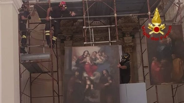 Crolla tetto di una chiesa lesionata dal sisma del 2016 nel giorno dell’anniversario