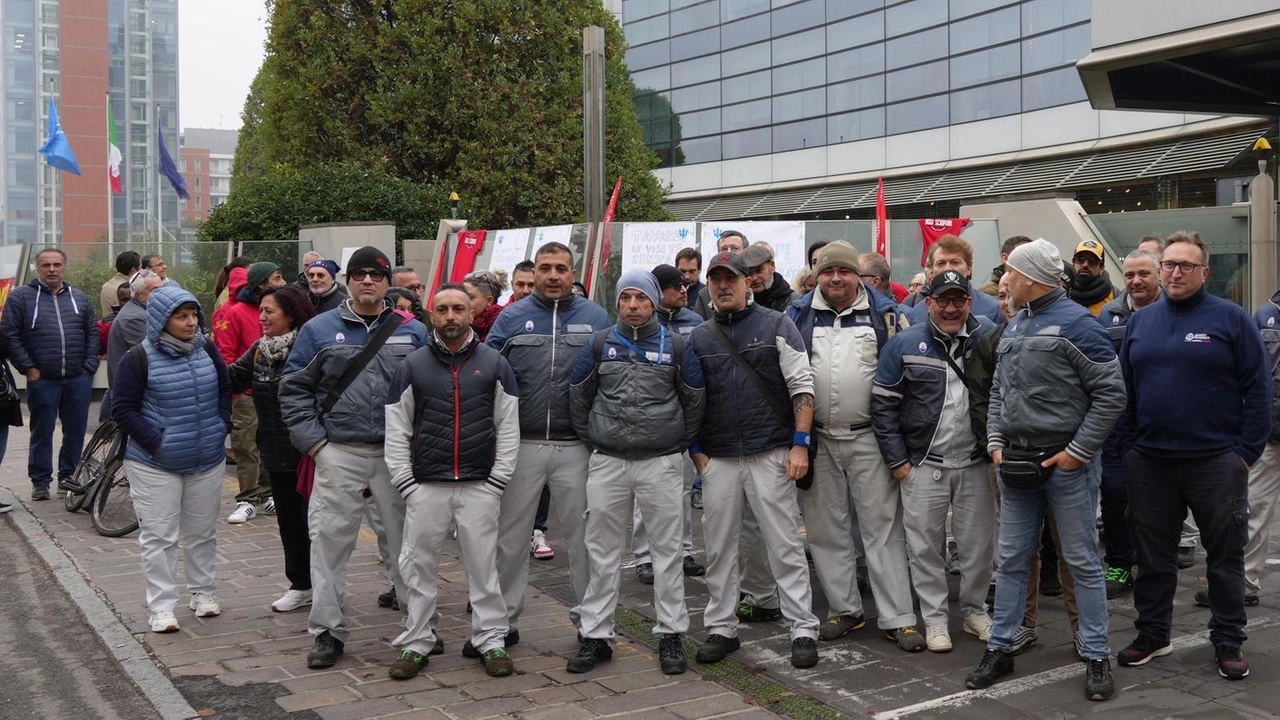 Il presidio davanti alla Maserati