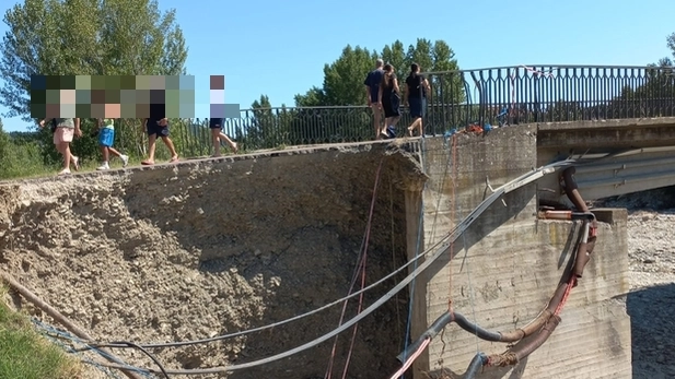 Il ponte all'entrata di Savigno chiuso da un mese a causa dei danni provocati dall'ultima piena del fiume Samoggia