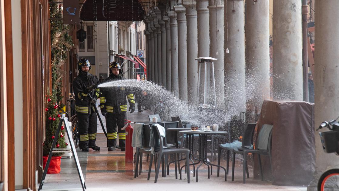 Il ‘fungo’ del bar prende fuoco: paura in piazza a Imola