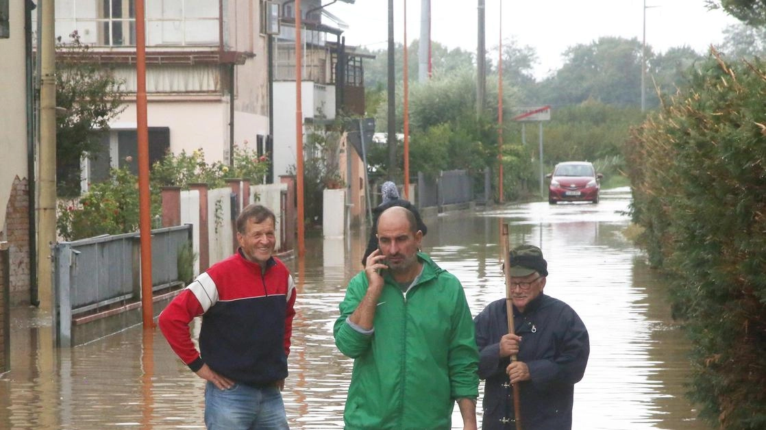 Ultimo giorno di zona rossa con i sacchi di sabbia. I residenti: "Mettere mano a fogne e fossi". Cesena Siamo Noi: "Nessuna opera anti-alluvione realizzata".