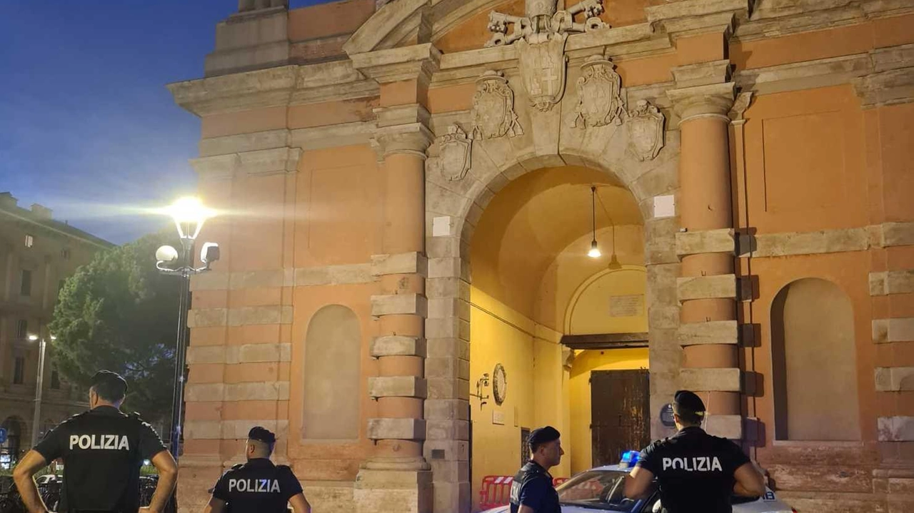 La polizia durante il servizio di controllo in piazza XX Settembre