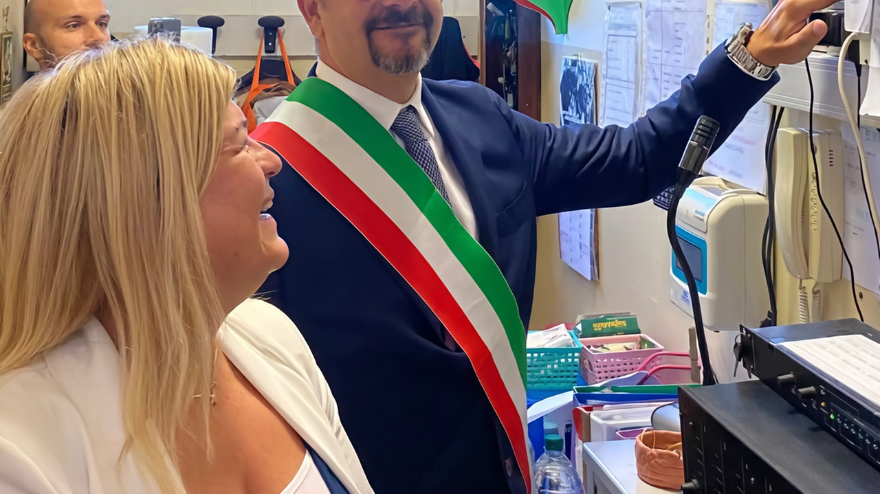 Il sindaco Daniele Silvetti suona la prima campanella alle scuole Maggini alla presenza dell’assessore Antonella Andreoli