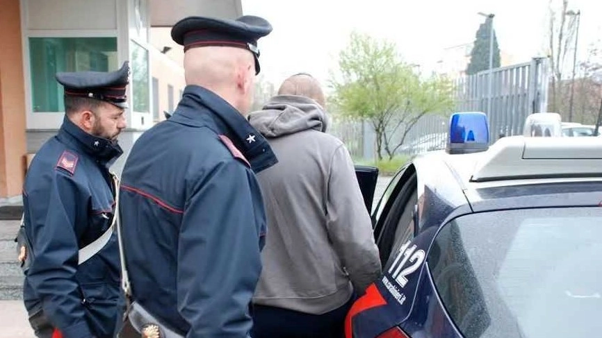 L'arresto del giovane pusher da parte dei carabinieri