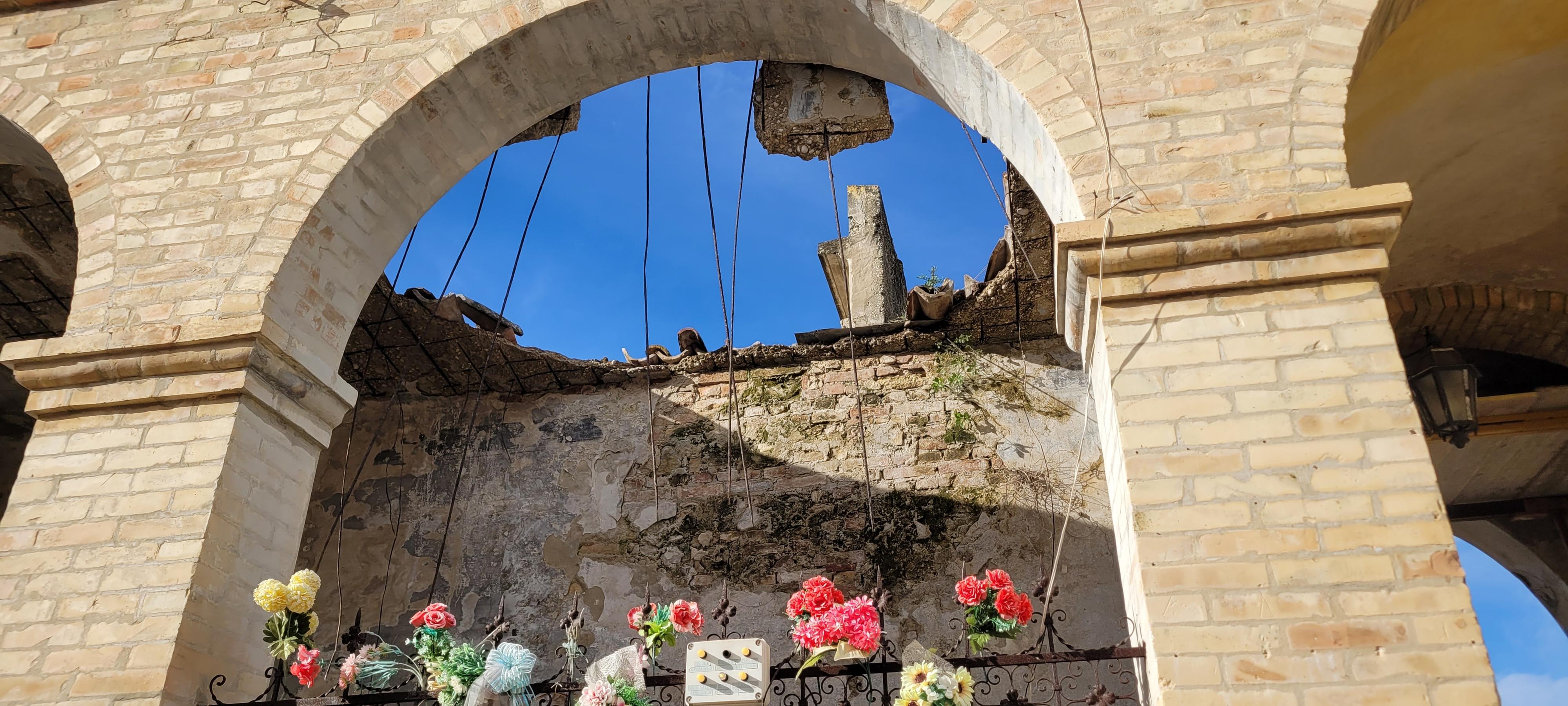 Crolla il soffitto di una tomba: sprofondano una ventina di bare