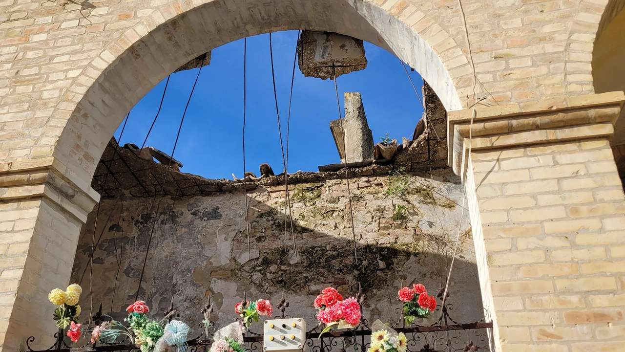 Crolla il soffitto di una tomba: sprofondano una ventina di bare