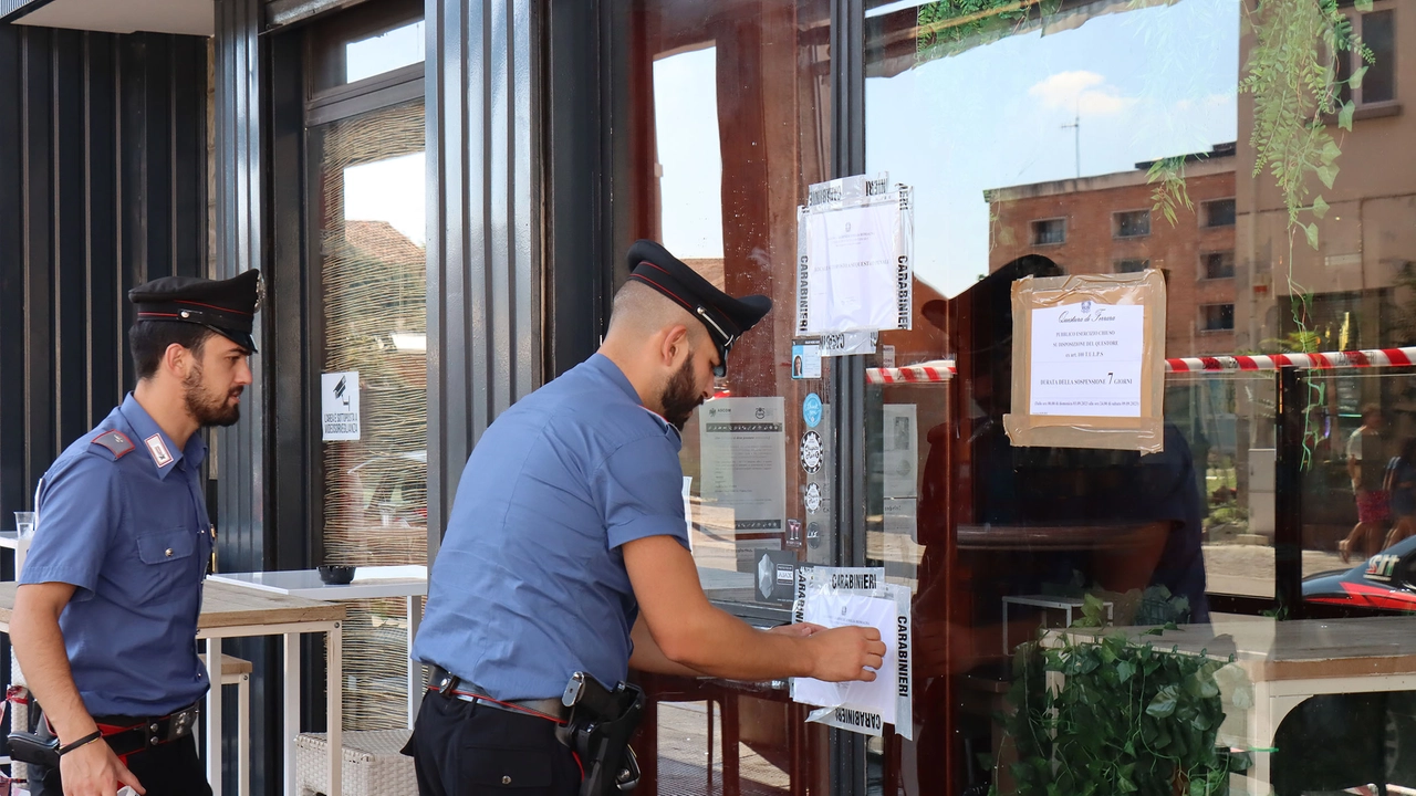 I carabinieri appongono i sigilli al Big Town dopo l’efferato omicidio di Davide Buzzi, dopo più di un mese il fratello della vittima spaccò la vetrina