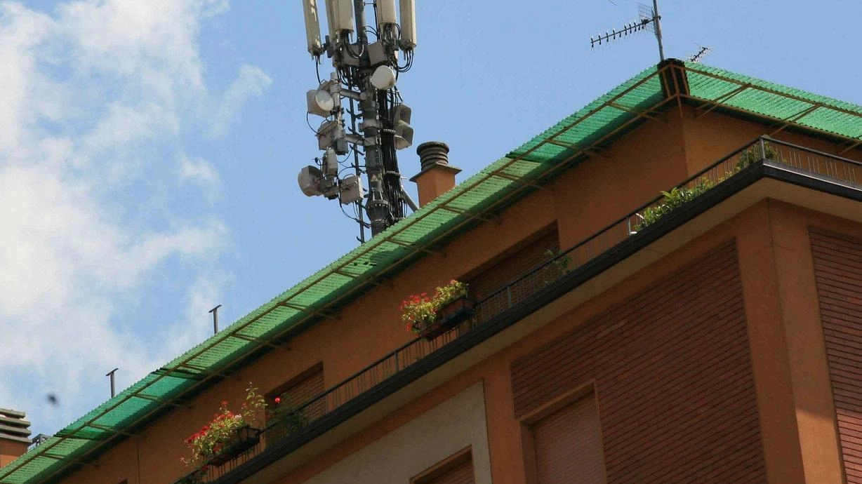 Residenti denunciano proliferazione antenne telefoniche zona est Ferrara, Comune accusato di disinteresse. Flash mob in programma.