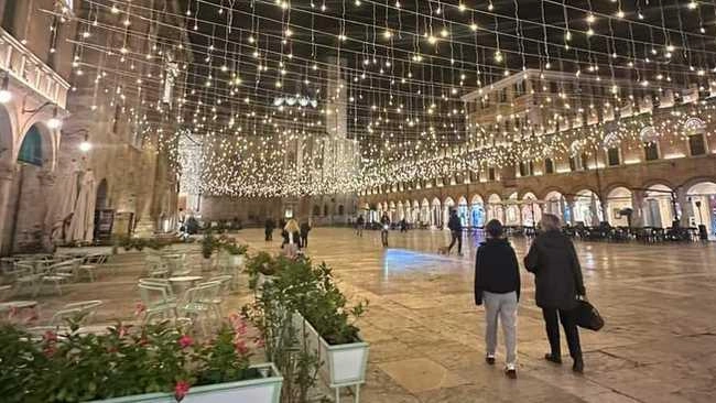 La piazza di Ascoli illuminata: Biancani più o meno la voleva così