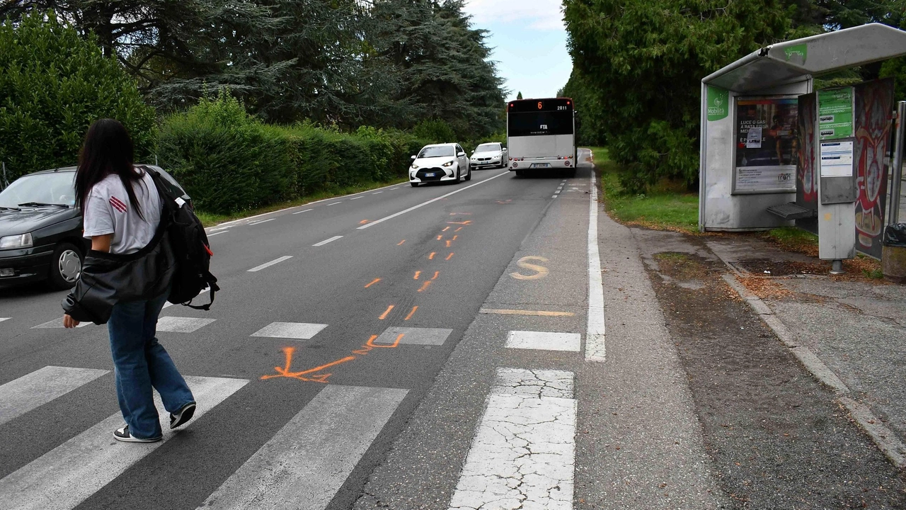 La fermata dell’autobus di via Martiri della Bettola all’altezza del civico 51 a Casale di Rivalta, alle porte della città, dov’è avvenuto l’incidente; sull’asfalto si riconoscono i segni arancioni a bomboletta degli agenti della municipale per i rilievi