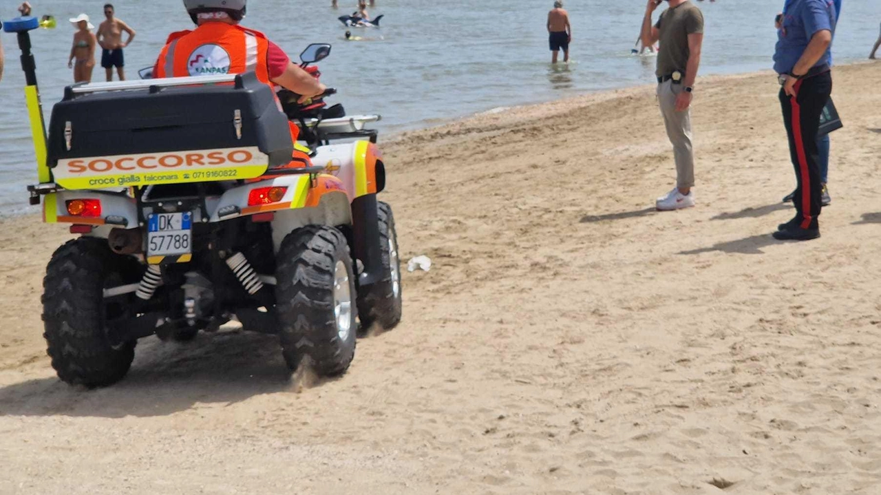 Un uomo di 70 anni ha rischiato di morire in mare a Torrette, soccorso dalla Croce Gialla. Incidenti stradali gravi con feriti trasportati d'urgenza in ospedale. Polizia locale e soccorsi sul posto.