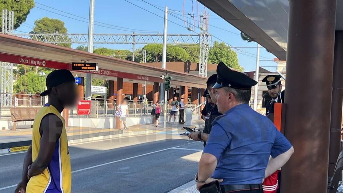 Mamma resta bloccata sul treno, la figlia di 6 anni sola in stazione