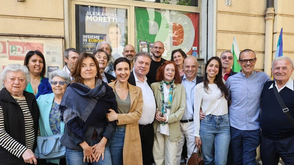 Foto di gruppo al circolo Pd 2 agosto, comitato elettorale di Alessandra Moretti