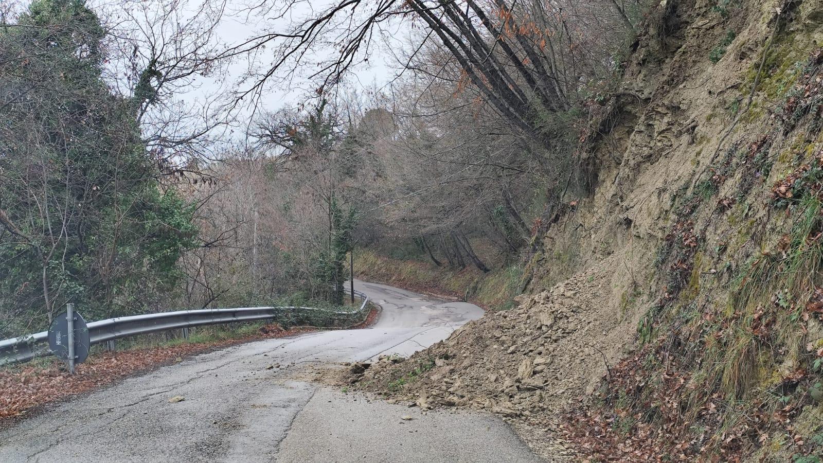 Forti piogge e fiumi ingrossati: due frane si riversano in strada nel Fermano