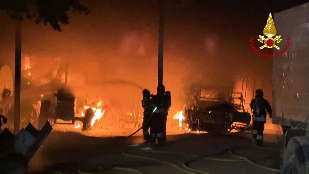 Incendio in un capannone agricolo a Forlì: il video dell’intervento dei vigili del fuoco