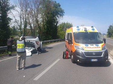 L’auto si cappotta dopo uno scontro e finisce sull’altra carreggiata: grave una donna