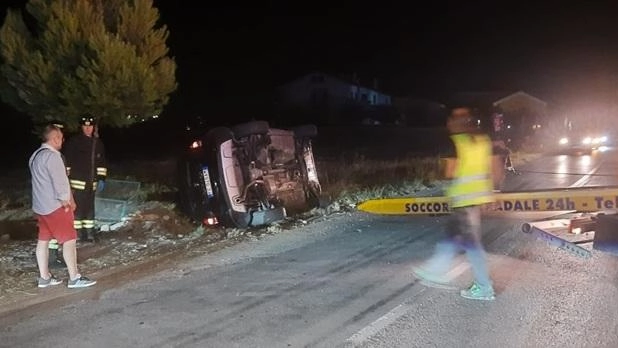 L’auto ribaltata in località Palazzo Bello a Recanati