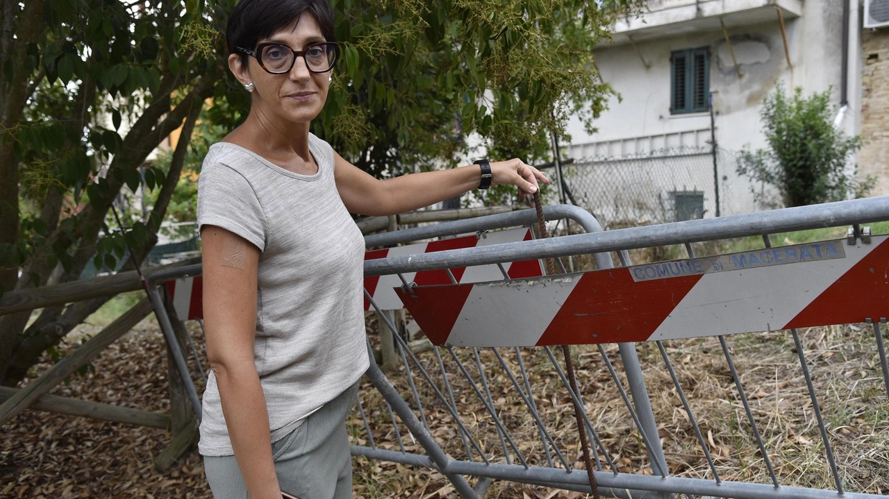 La residente Simona Giordano nel parco di Borgo San Giuliano