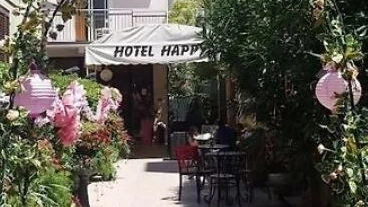 L’hotel New Happy di viale Cirene. L’albergo di Marina centro già lo scorso gennaio era stato destinatario di un provvedimento