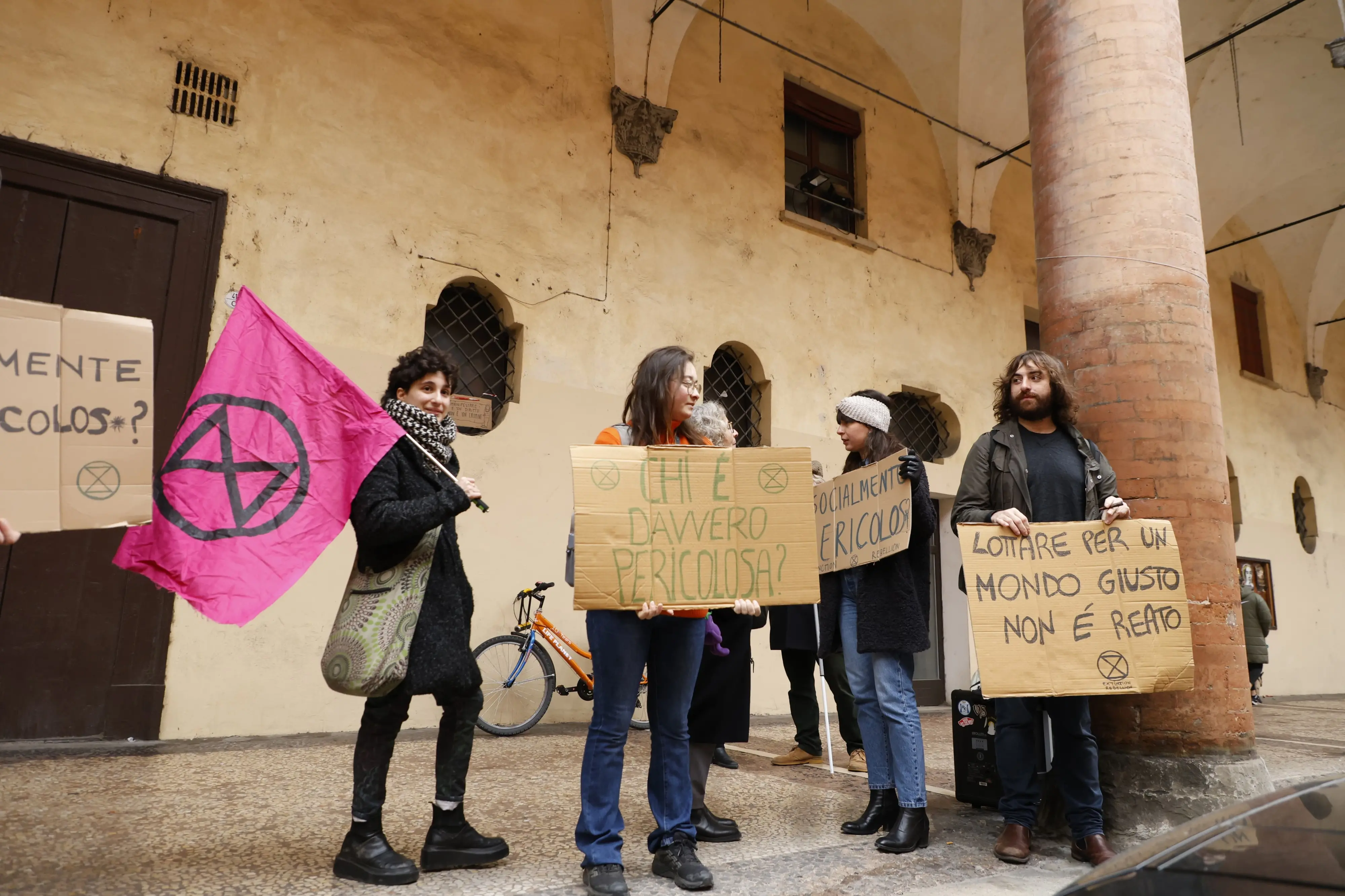 Extinction Rebellion a Bologna, protesta al Tar di via d’Azeglio contro i fogli di via ai ‘colleghi’ attivisti