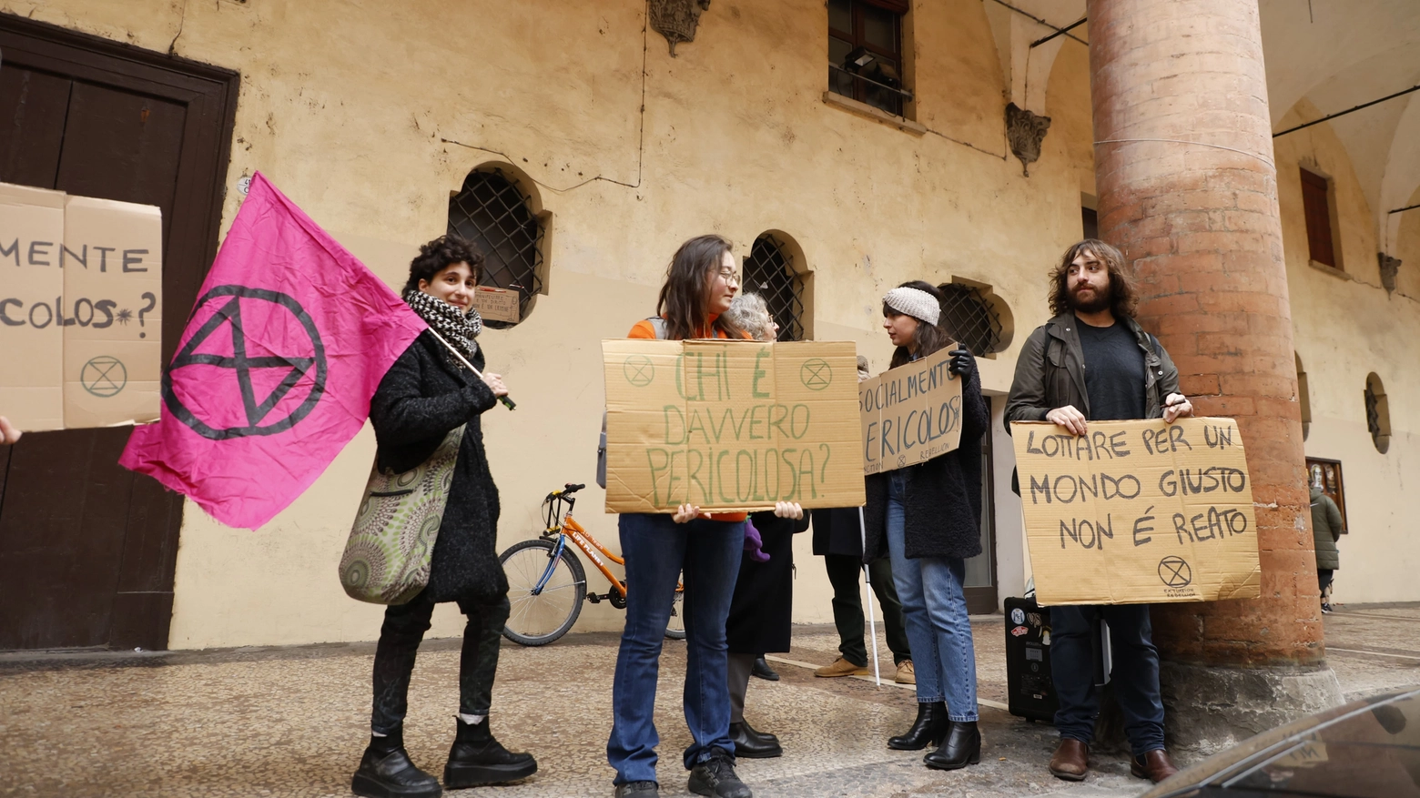 La protesta degli attivisti in via D'Azeglio: cartelloni contro i fogli di via arrivati ai 'colleghi' per la manifestazione contro il G7