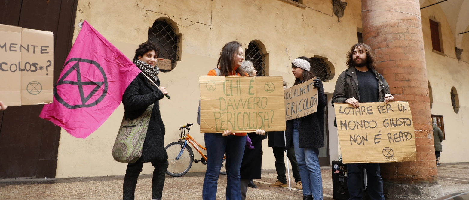 E’ stata rinviata al 9 aprile l'udienza al Tribunale amministrativo sui ricorsi degli 11 giovani colpiti dal provvedimento dopo la protesta dello scorso 9 luglio a Palazzo D'Accursio contro il G7 dedicato a scienza e tecnologia