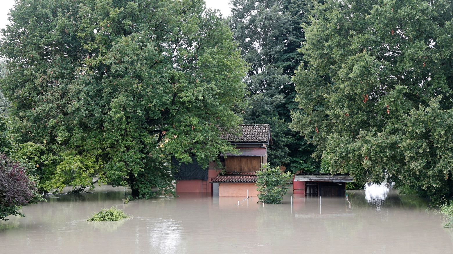 Case allagate nelle vicinanze del Ponte di Navicello sul fiume Panaro, a Modena