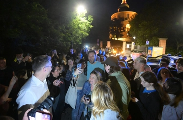 Portici di San Luca a Bologna, via allo show di luci con Cremonini tra la folla in estasi