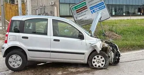 San Benedetto, il vento fa volare un cartone sul parabrezza dell’auto: si schianta contro un palo