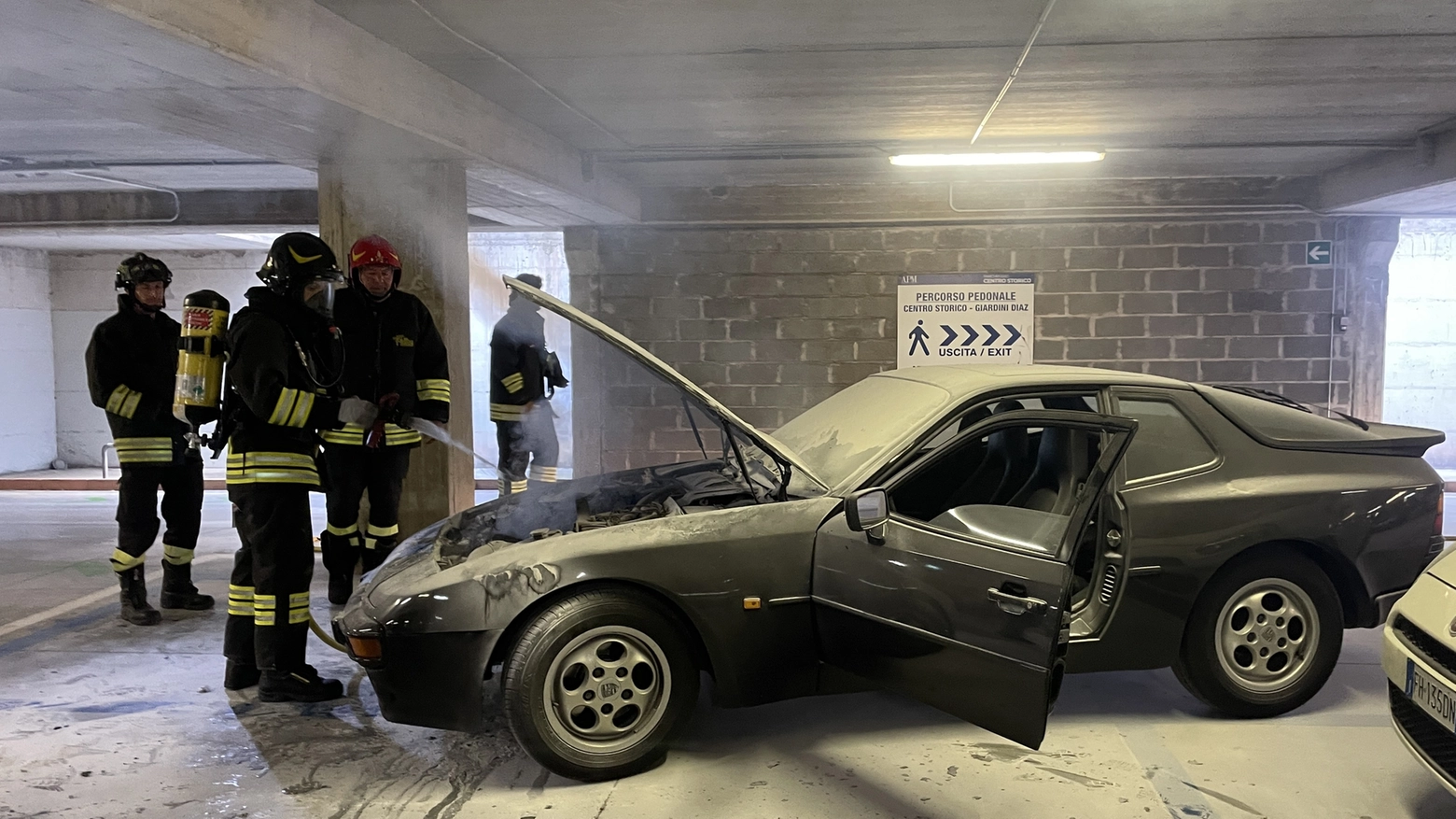 La Porsche andata a fuoco nel parcheggio (Calavita)