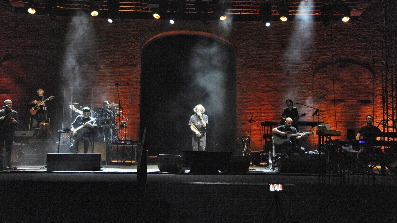 Il tour "Pfm canta De André" ha entusiasmato il pubblico allo Sferisterio di Macerata con una serata di grande musica e spettacolo, culminata in una standing ovation per il gruppo. Prossimi concerti con Il Volo, Antonello Venditti e Biagio Antonacci.