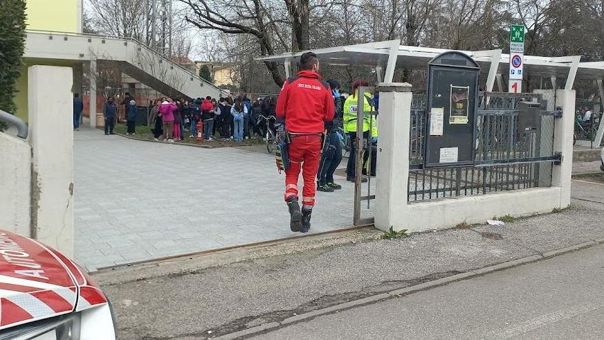 Spruzza spray irritante. Evacuata la scuola