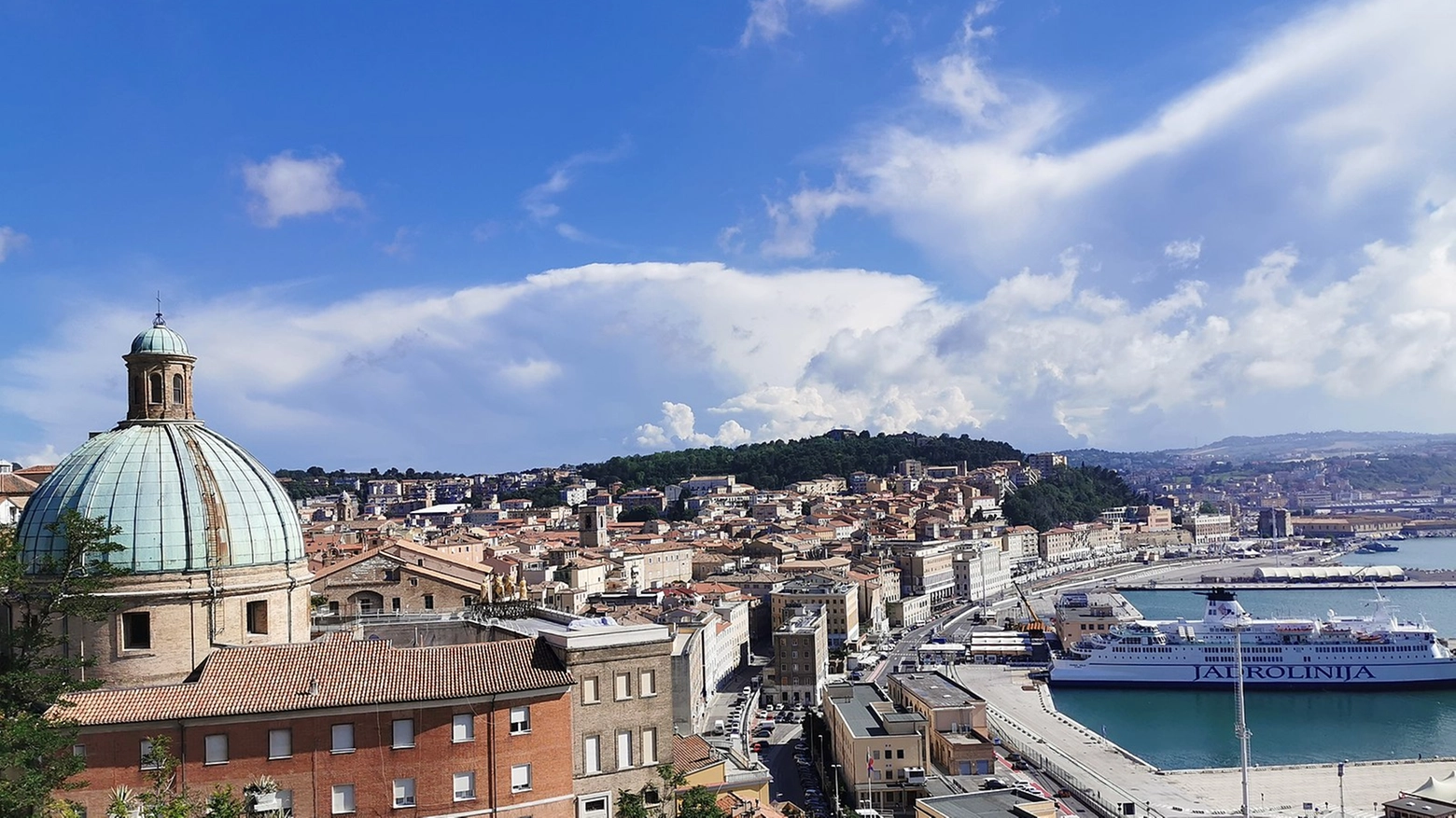 La città di Ancona sotto un cielo prevalentemente sereno 