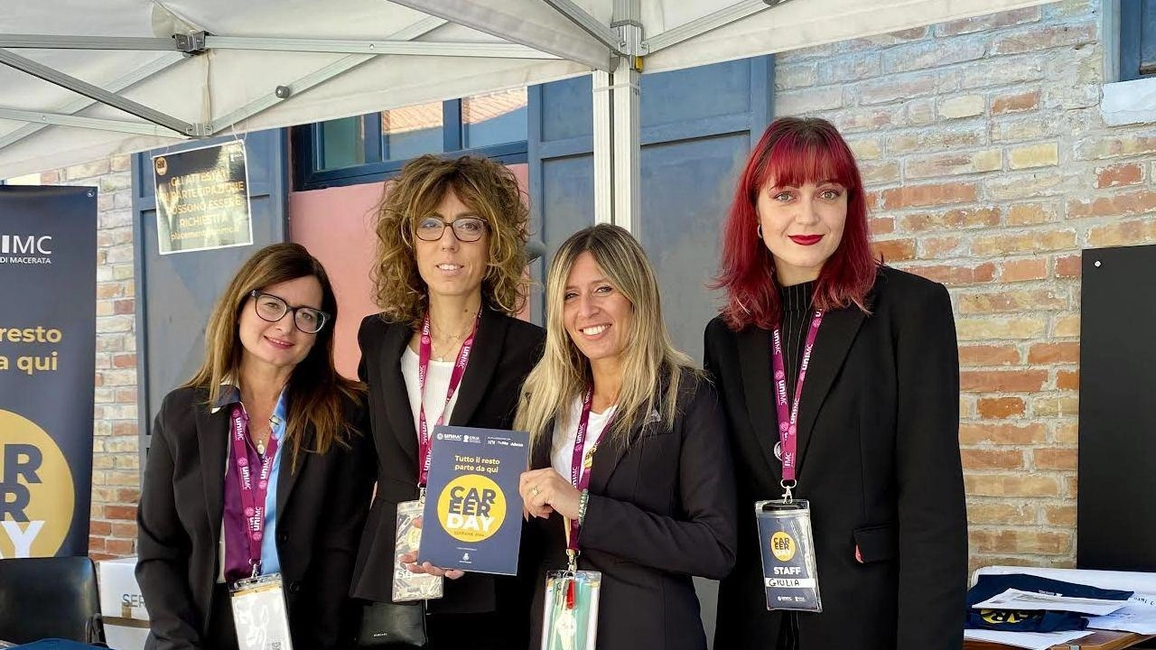 Il Career Day Unimc, con oltre 300 partecipanti tra laureati e aziende, si conferma cruciale per favorire l'incontro tra giovani e mondo del lavoro. Il rettore McCourt sottolinea l'importanza di evitare la fuga di talenti dalla regione.