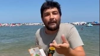 Spopola sui social la provocazione del bagnino-influencer Lorenzo Ercoles: in un video la sua ironica ’ricetta’ per risolvere il problema delle mucillagini.