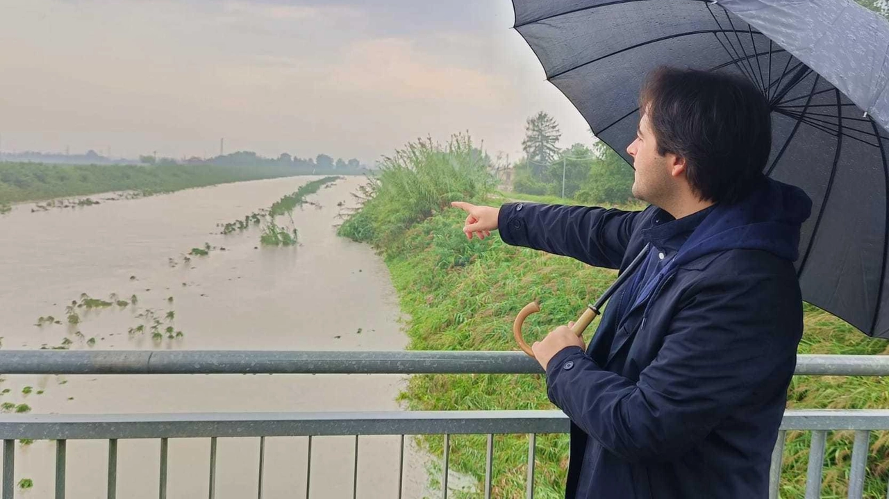 Il consigliere Nicolas Vacchi, residente a Sesto Imolese, mostra preoccupato il fiume