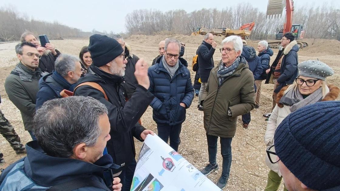 Il doppio sopralluogo. La ghiaia tolta nel fiume a rischio per proteggere la costa dal mare