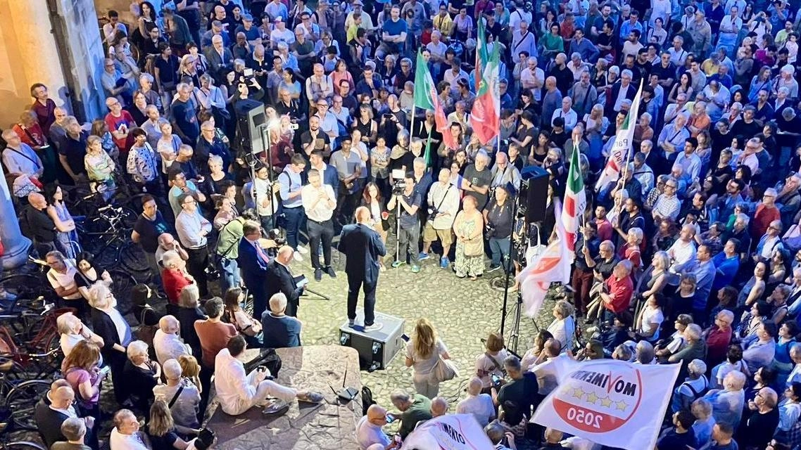 Il bagno di folla in piazza per il nuovo sindaco Massimo Mezzetti
