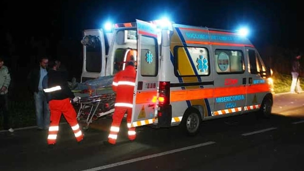 Un’ambulanza del 118 sul luogo di un incidente (foto repertorio)