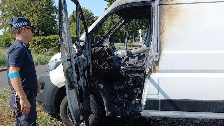 Colonna di fumo nero dal parcheggio, scatta l’allarme. Ipotesi cortocircuito