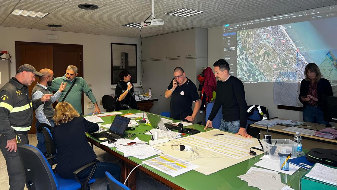 Cesenatico, com’è oggi dopo la furia del maltempo: dietro alle aperture, lo sconforto