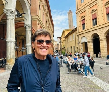 Gianni Morandi su Instagram: a passeggio per Bologna senza benda all’occhio fa il giro dei social. Cosa ha risposto