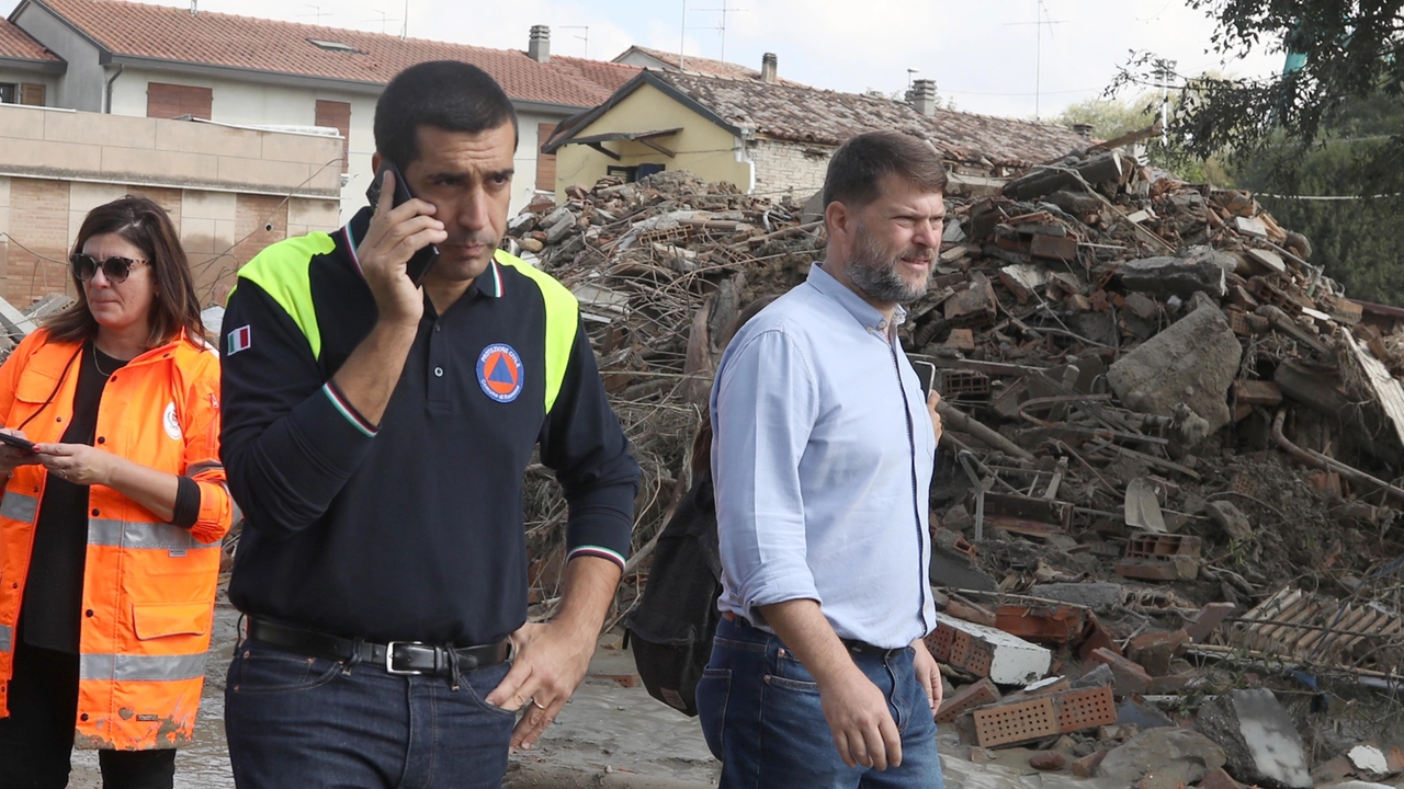 Michele de Pascale qualche mese fa tra le rovine di Traversara di Bagnacavallo